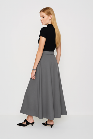 Jupe Évasée Midi en Maille Gris Fumé – Élégance Minimaliste & Coupe Flottante