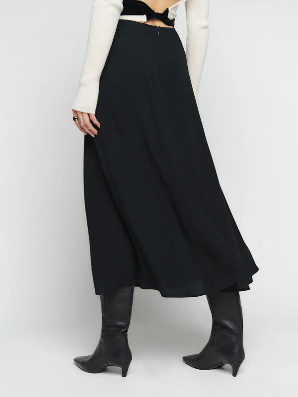 Jupe Fendue Noire en Viscose Écoresponsable – Élégance Épurée et Détail Audacieux