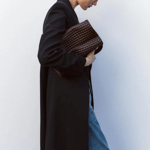 Mini Sac Seau Tressé Chocolat – Élégance Sculptée et Style Intemporel