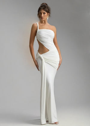 Robe Blanche Sculptante à Découpes – Élégance Asymétrique Moderne