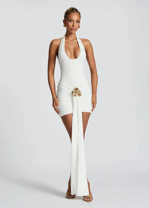 Robe Blanche à Détail Drapé – Style Raffiné et Silhouette Élancée