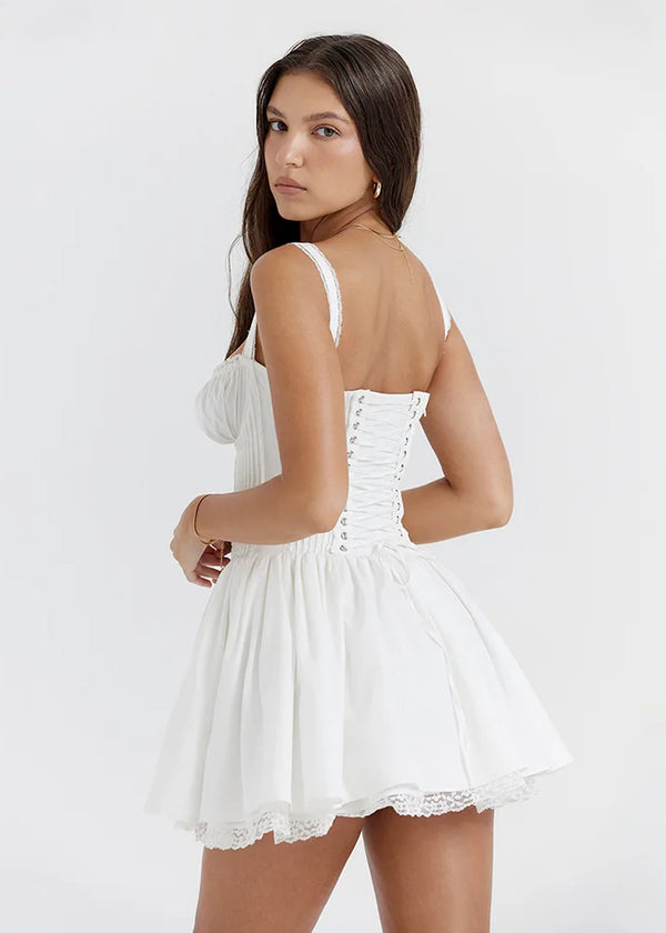 Robe Courte Corsetée Blanche – Volume Romantique et Détail Dentelle