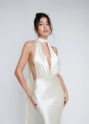 Robe Longue Satinée Dos Nu à Bretelles – Éclat Élégant