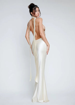 Robe Longue Satinée Dos Nu à Bretelles – Éclat Élégant