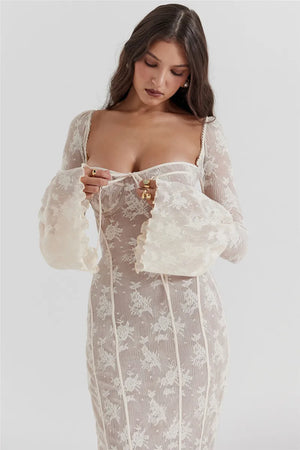 Robe Longue en Dentelle Dos Nu – Manches Évasées & Coupe Sexy