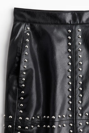 Jupe Midi Noire en Similicuir avec Clous Argentés – Taille Haute et Fente Discrète