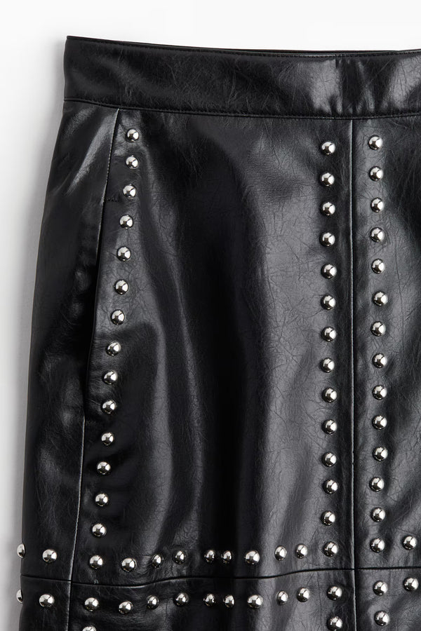 Jupe Midi Noire en Similicuir avec Clous Argentés – Taille Haute et Fente Discrète