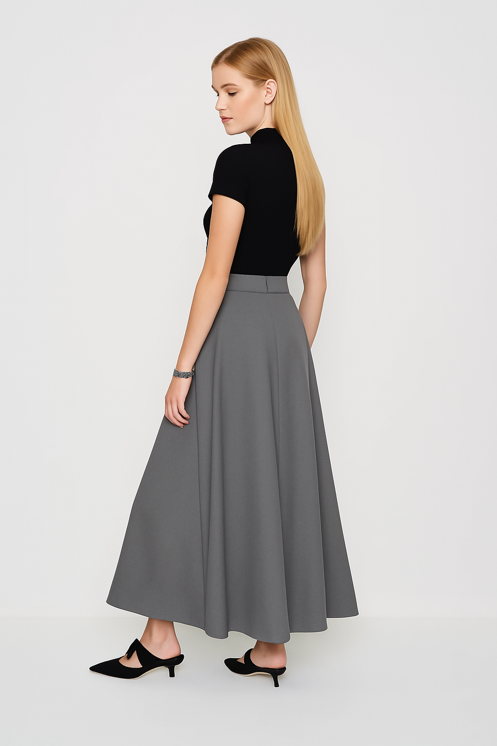 Jupe Évasée Midi en Maille Gris Fumé – Élégance Minimaliste & Coupe Flottante