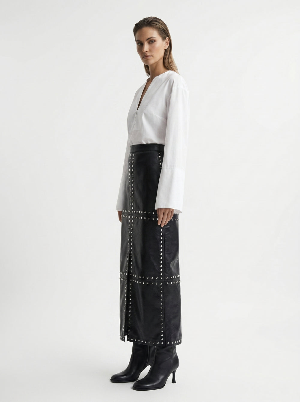 Jupe Midi Noire en Similicuir avec Clous Argentés – Taille Haute et Fente Discrète