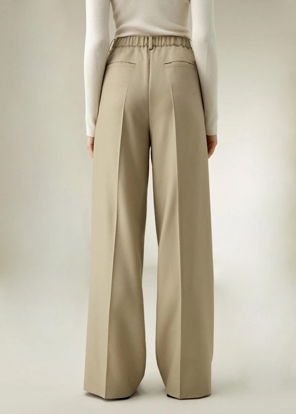 Pantalon Taille Haute en Laine et Soie – Coupe Longue Évasée Élégante