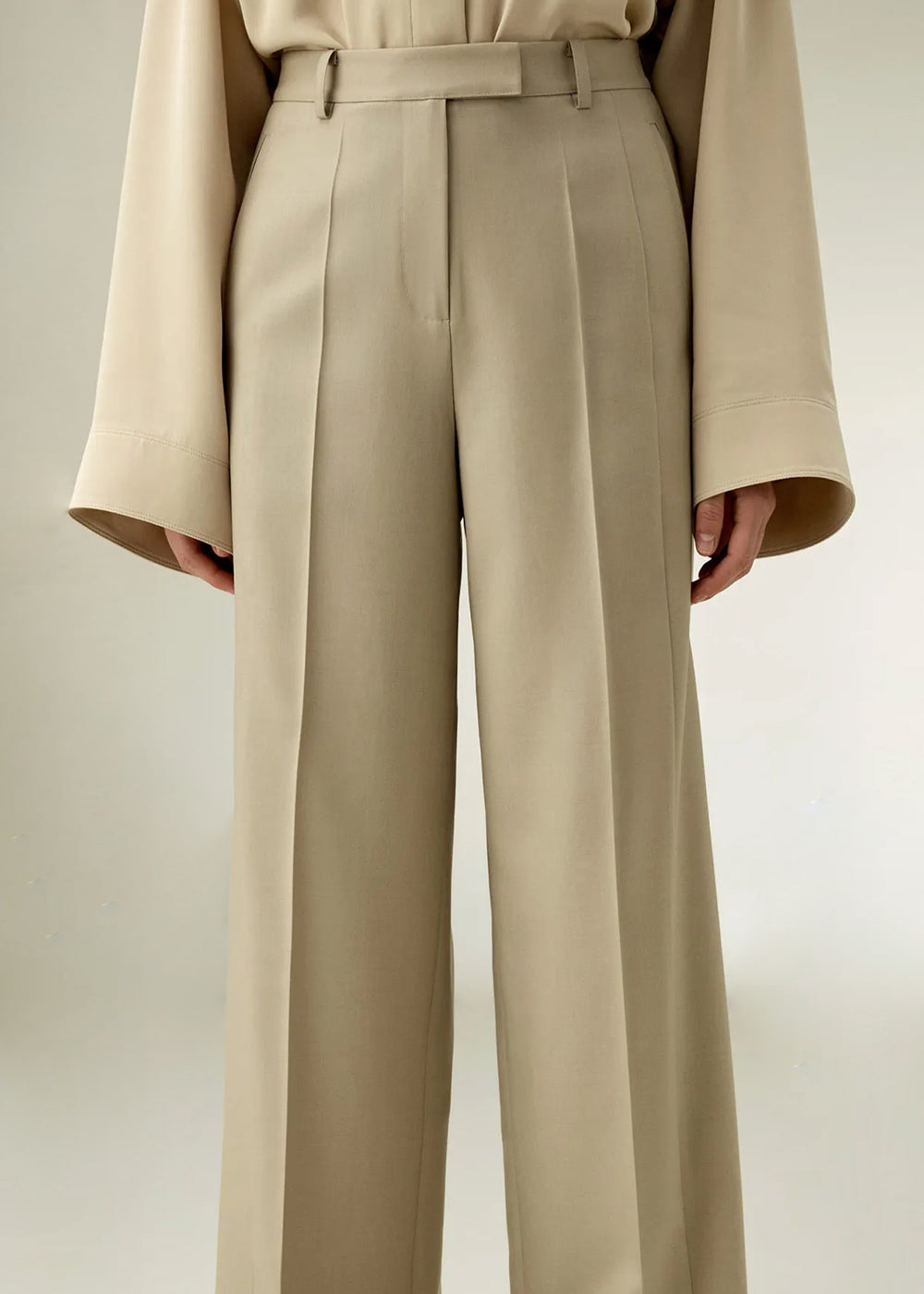 Pantalon Taille Haute en Laine et Soie – Coupe Longue Évasée Élégante