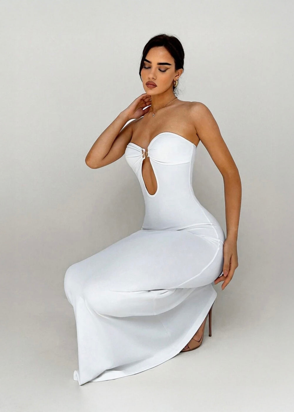 Robe Longue Blanche Sans Bretelles – Élégance Sculpturale & Détail Nœud