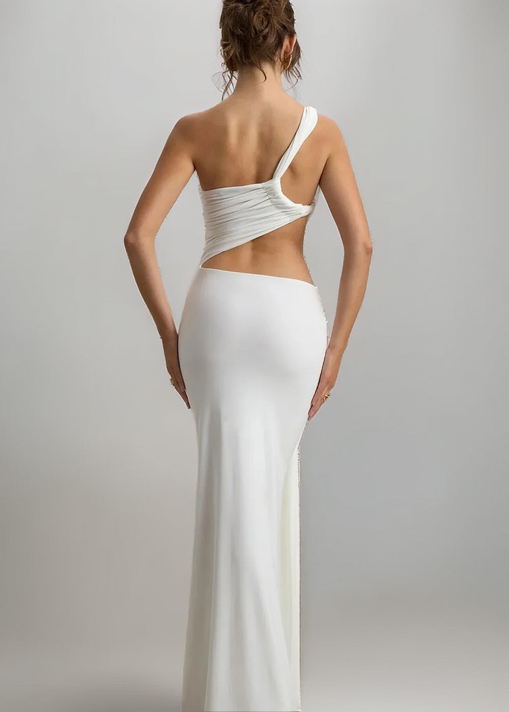 Robe Blanche Sculptante à Découpes – Élégance Asymétrique Moderne
