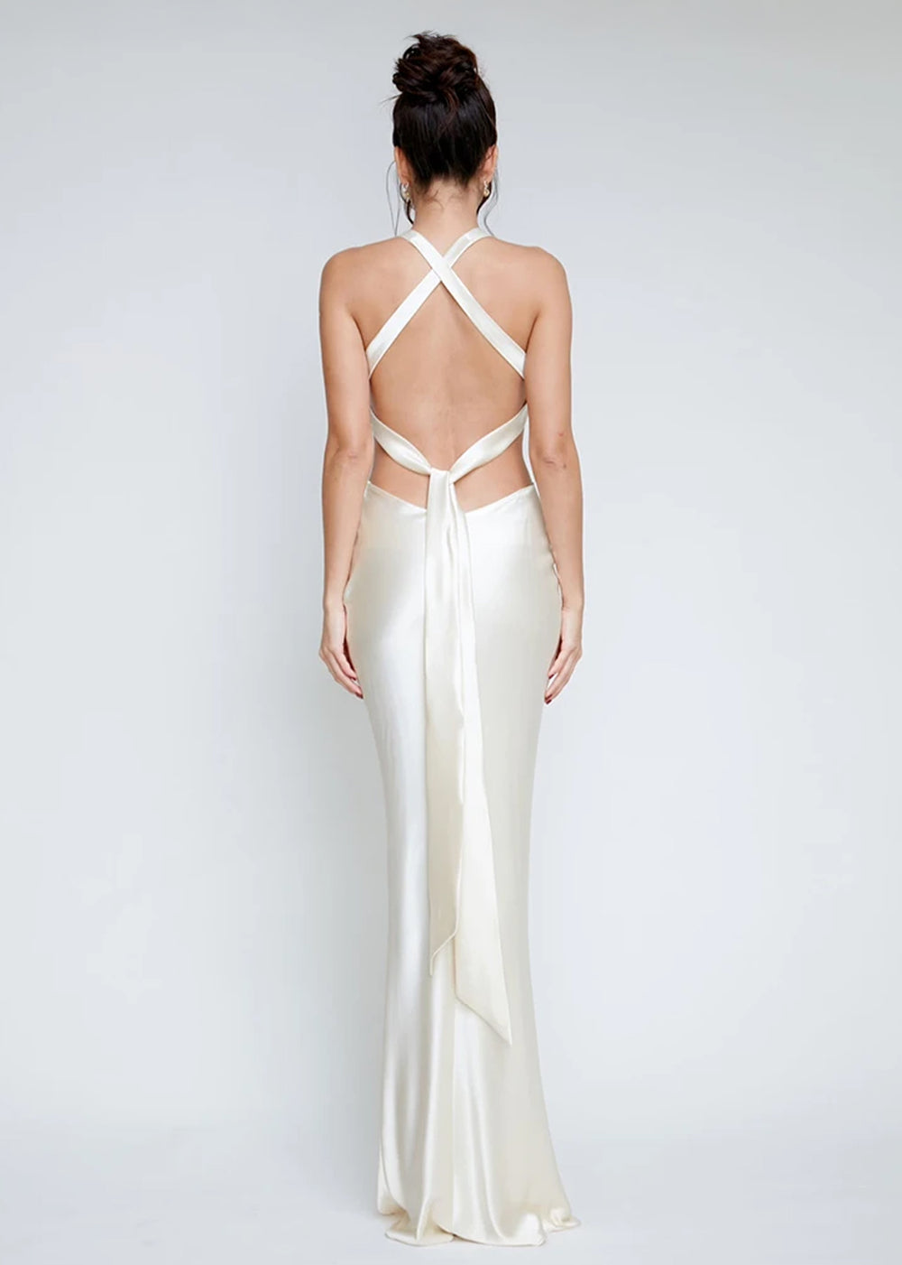Robe Longue Satinée Dos Nu à Bretelles – Éclat Élégant