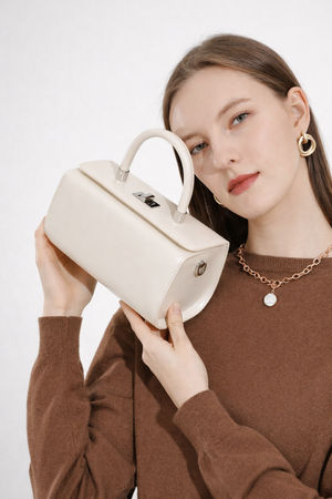 Sac à main femme structuré en cuir lisse – Design élégant