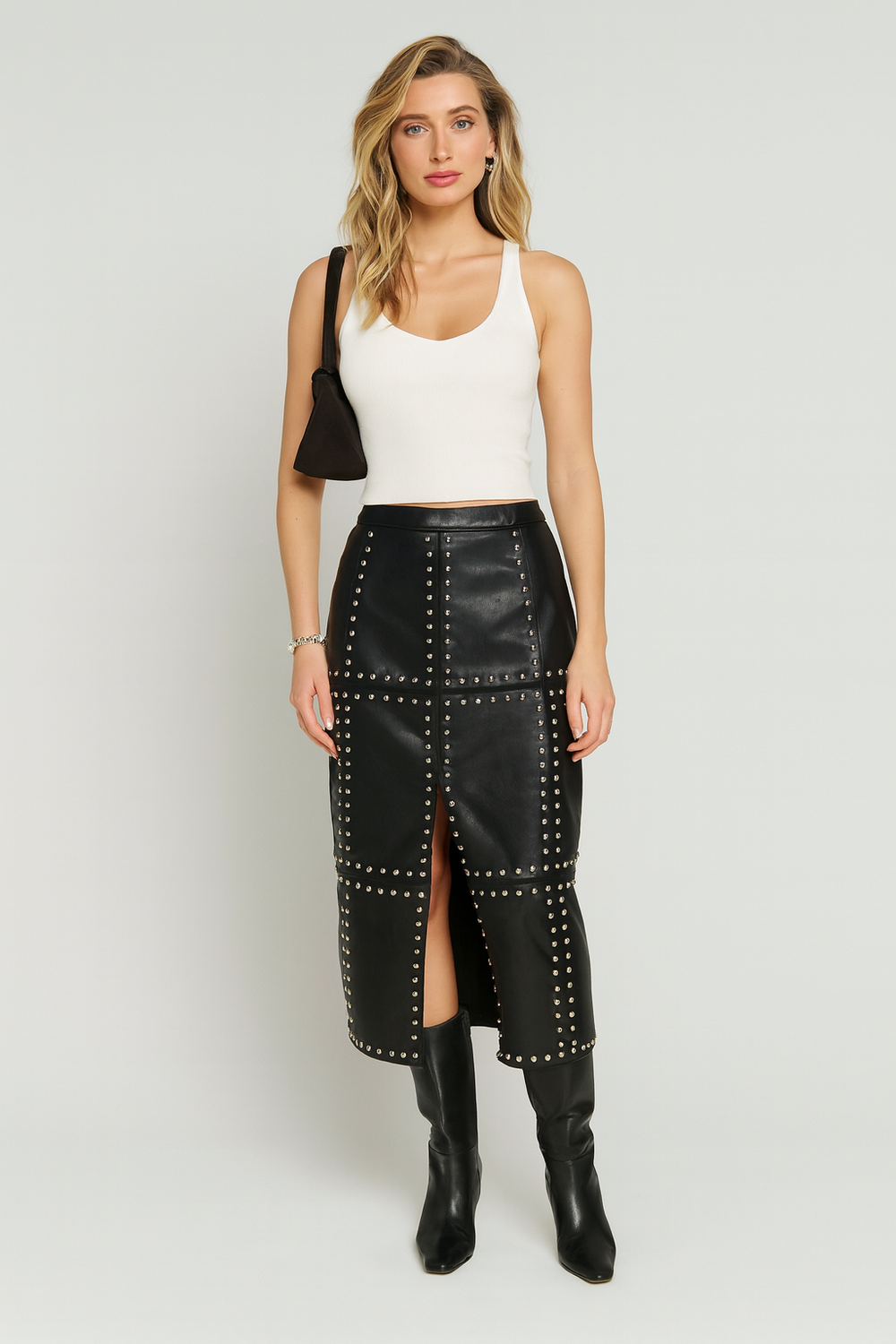 Jupe Midi Noire en Similicuir avec Clous Argentés – Taille Haute et Fente Discrète